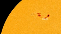 Gigantesca macchia solare comparsa sul Sole: è lunga 10 volte la Terra. Quali sono i rischi