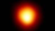 La stella Betelgeuse si comporta in modo strano: ora risplende a più del doppio della sua luminosità