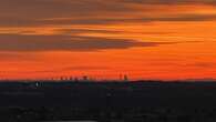 Il cielo è talmente limpido che da Bergamo si vede Milano al tramonto: lo scatto suggestivo