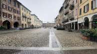 Ragazzi distruggono un vaso nel centro di Pavia, barista interviene ma viene preso a calci