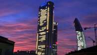 Lo spettacolo del tramonto a Milano: il cielo si tinge di rosso con sfumature viola