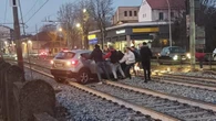 Auto resta bloccata nel passaggio a livello: le persone sui binari tentano di fermare il treno in arrivo