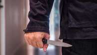 Tenta di uccidere la moglie con un coltello, il figlio 17enne interviene e lo blocca: 59enne arrestato