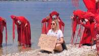 All'Isola dei Conigli arrivano i Red Rebels a celebrare il funerale del Lago di Garda