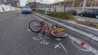 Ciclista investita da un autobus a Milano, le ha schiacciato la gamba con una ruota: è grave