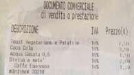 Un bar sul lago di Como si fa pagare 2 euro per tagliare a metà un toast: il cliente pubblica lo scontrino