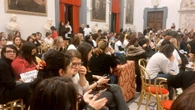 Centinaia di insegnanti in protesta al Comune: "Pronte a passare qui la notte, Gualtieri ci riceva"
