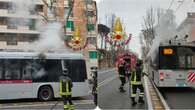 Bus prende fuoco in via Nomentana: evacuati tutti i passeggeri, chiuso tratto di strada a Roma