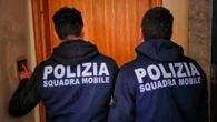 Finti poliziotti rapinano una famiglia armati di pistola e scappano su un'auto rubata