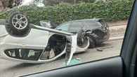 Incidente in via Nomentana, scontro fra due auto: una si ribalta a pochi passi dalla Luiss