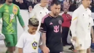 Messi entra in campo con una mascotte speciale: è un ragazzino, ma è tre volte più ricco di lui