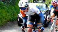 Travestono il meccanico da ciclista per partecipare alla gara: la maldestra truffa finisce malissimo