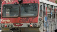 Il vigilante sorprende i writers che imbrattano il treno, picchiato e ferito a mani e gambe