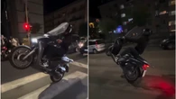Impenna in scooter per fare un video, sbanda e si schianta sull'auto: l'incidente a Fuorigrotta