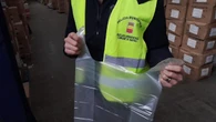 Nel deposito cinese una montagna di shopper illegali: sequestro da 20 tonnellate