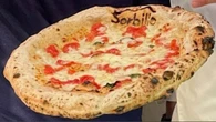 La pizza firmata con un timbro rovente: l'ultimo trend che spopola a Napoli (e su TikTok)