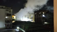 Petardo esplode a Bagnoli, danneggiati scooter e auto in sosta: il fumo invade il quartiere