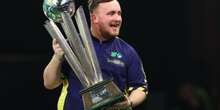 Luke Littler wird als Ehrengast Trophäe der Darts WM beim heutigen Spiel von Manchester United präsentieren