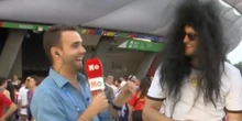 Als Reporter vor Halbfinal-Match auf deutsche Fans trifft, prustet er laut los