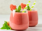 Biorę trzy czerwone owoce i miksuję. Zdrowe smoothie doskonałe na początek dnia