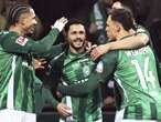 Nine-man Werder Bremen hold on to post win over Mainz