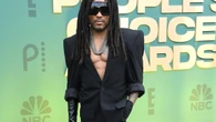 Lenny Kravitz stops show for Denzel Washington call