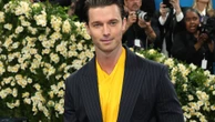 Patrick Schwarzenegger bombarded with cash from fans while they watched him on ‘White Lotus’