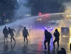 Northern Irish rioters attack police for second night