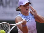 Swiatek fuelled by 'positive energy' to oust Raducanu