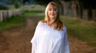 Beloved Aussie singer tragically dies days after diagnosis