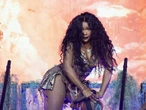 SZA praises 'generous queen' Beyonce