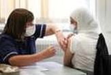 Covid-19 : pourquoi les Britanniques, champions de la vaccination, vont devoir repousser leur déconfinement