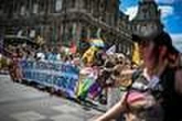 Marche des fiertés à Paris : la mobilisation annuelle pour la défense des droits LGBT+ s’est élancée, sous le signe d’un combat « contre l’internationale réactionnaire »