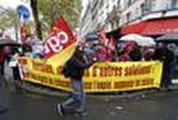 Plusieurs centaines de personnes manifestent à Paris contre les licenciements