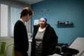 Femmes, personnes d’origine étrangère ou en situation de handicap, sujets aux discriminations dans l’accès aux soins, dénonce la Défenseure des droits