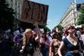A Paris, des centaines de personnes participent à une marche nocturne féministe, dont l’interdiction a été suspendue au dernier moment