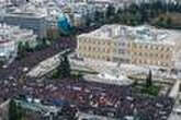 En Grèce, plus de 325 000 personnes manifestent en mémoire des victimes de la catastrophe ferroviaire de 2023, des heurts à Athènes