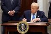 Droits de douane : l’entrée en vigueur des surtaxes américaines fixée au 7 août après la signature du décret par Donald Trump