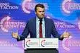 Charlie Kirk, l’influenceur conservateur américain, blessé par balles lors d’un rassemblement dans une université de l’Utah