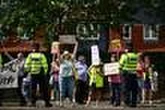 Confronté à des manifestations anti-immigration, Londres promet des mesures pour accélérer les recours des demandeurs d’asile