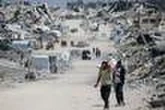 L’armée israélienne continue de bombarder la bande de Gaza, où une aide humanitaire limitée peine à être distribuée