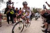 Tadej Pogacar remporte les Strade Bianche malgré une chute spectaculaire