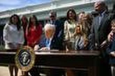 Donald Trump signe une loi fédérale contre les « deepfakes » sexuels et le « revenge porn »