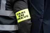 Une centaine de taxis mobilisés à Paris contre la réforme des conditions tarifaires du transport de malades et la concurrence des VTC