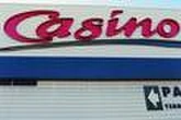 Casino poursuit sa vague de cessions : 66 magasins vendus à ses concurrents, après plus de 200 au printemps