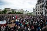 En Hongrie, des dizaines de milliers de manifestants contre une loi ciblant ONG et médias indépendants