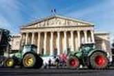 Des centaines de tracteurs devant l’Assemblée nationale pour se rappeler aux députés qui examinent la proposition de loi « Duplomb »
