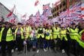 A Londres, 110 000 personnes manifestent à l’appel du militant d’extrême droite Tommy Robinson