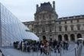 Le Louvre a rouvert mercredi matin, trois jours après le vol spectaculaire de huit joyaux de la couronne de France