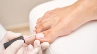 Zapomnij o brokacie. Oto najmodniejszy pedicure 2026. AĹź chce siÄ wĹoĹźyÄ sandaĹy